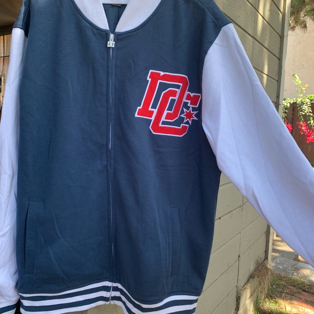 DC Shoes like new men’s bomber jacket. Never worn!